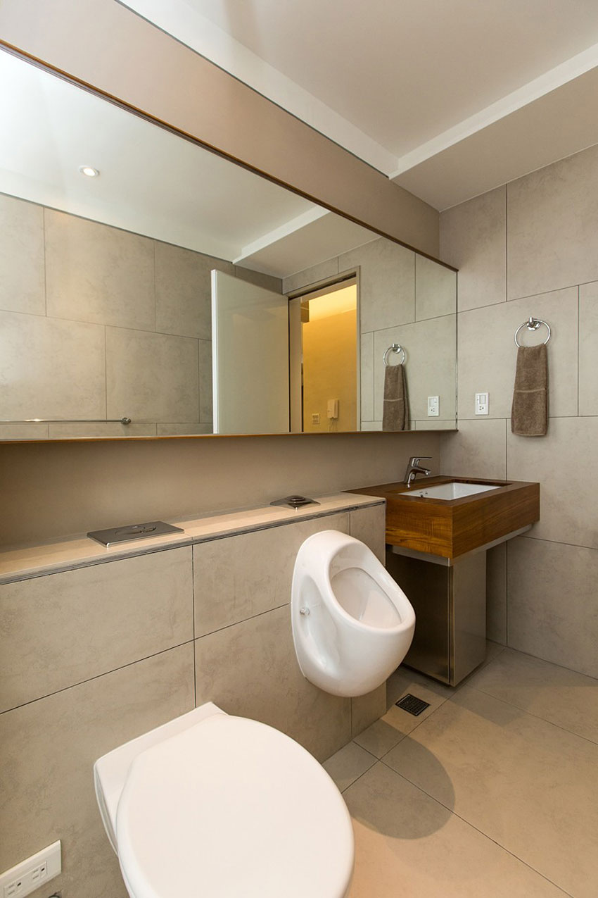 现代风格2平米卫生间装修图