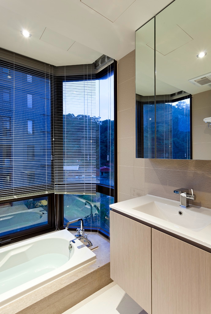 现代风格2平米卫生间装修图