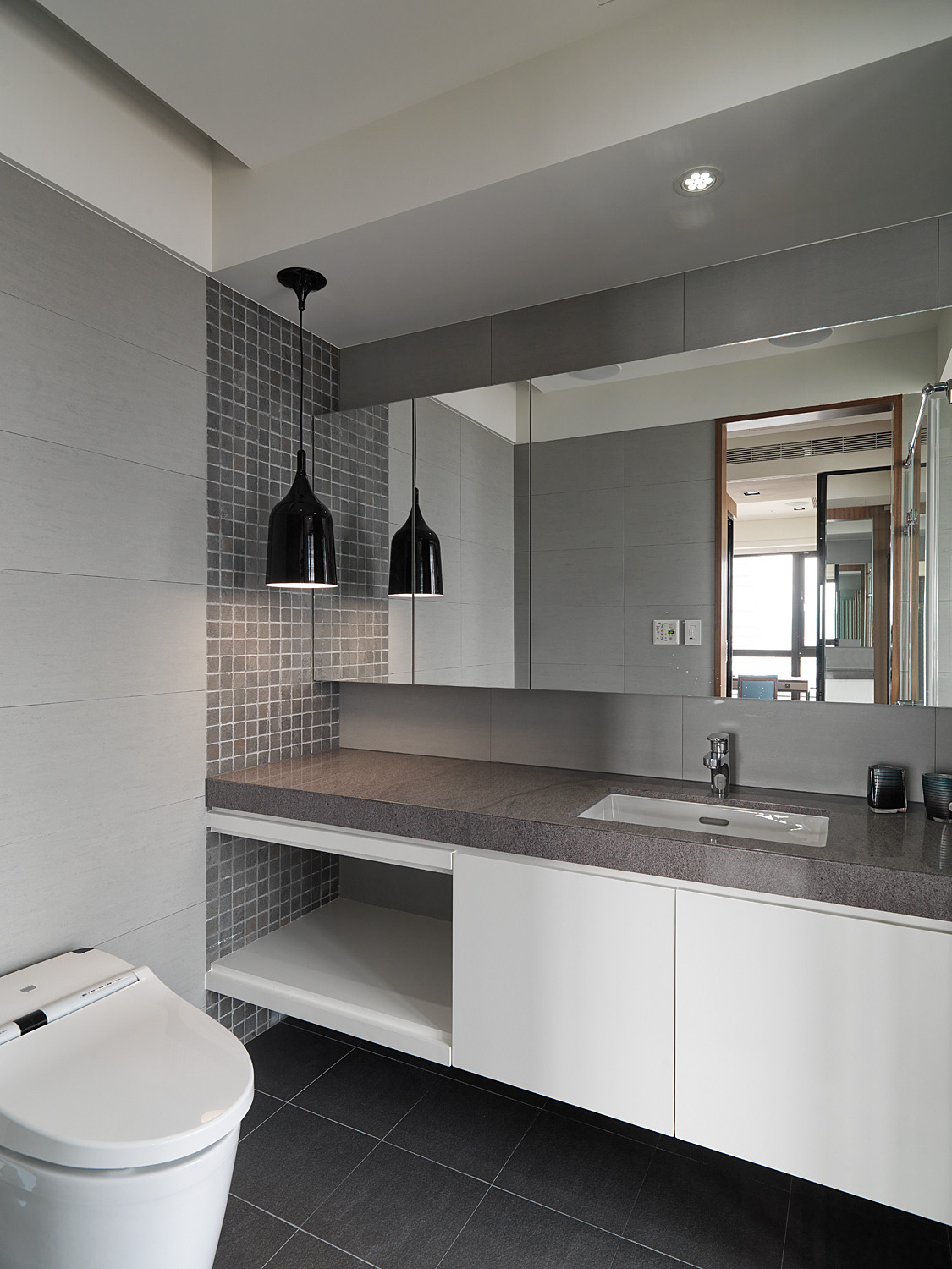 现代风格2平米卫生间装修图