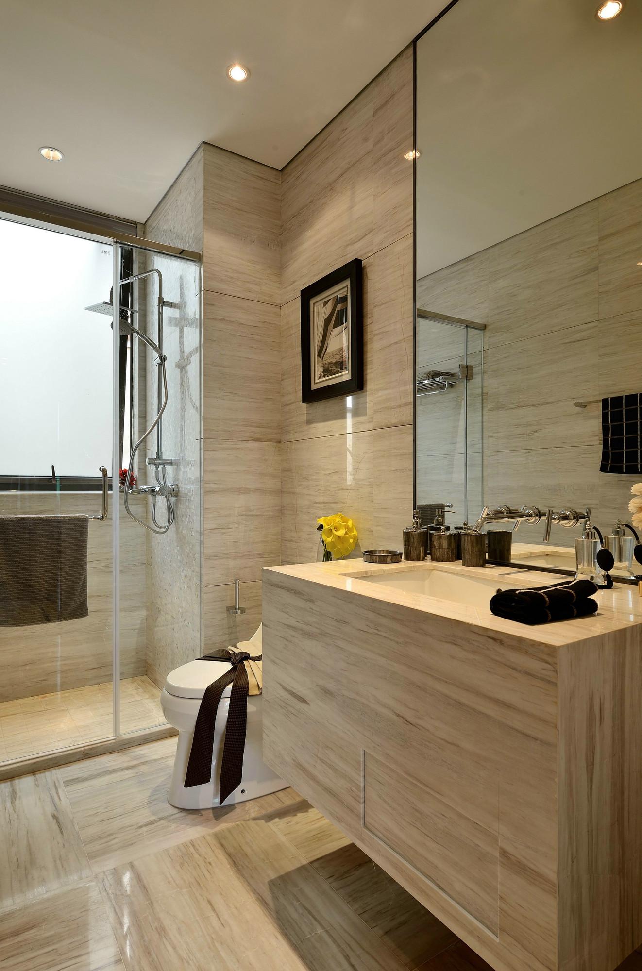 现代风格2平米卫生间装修图