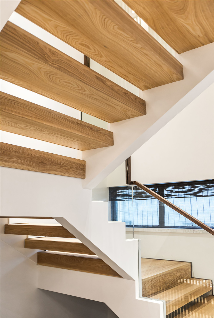 简约风格设计室内楼梯踏步装修效果图