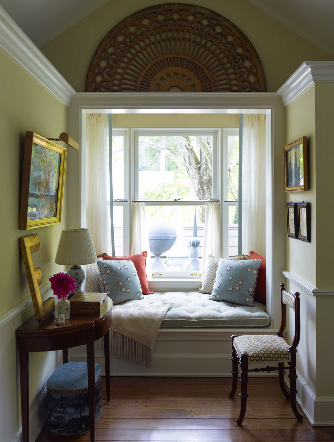 欧式飘窗装修案例效果图  4平米飘窗 榻榻米 卧室装修图片小户型