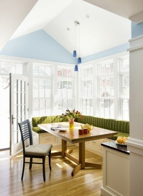 现代风格飘窗装修效果图  4平米飘窗 榻榻米 卧室装修图片欣赏