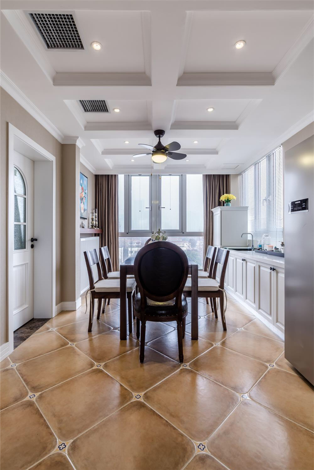 客餐厅一体装修效果图现代简约 厨房有柱子的装修图片