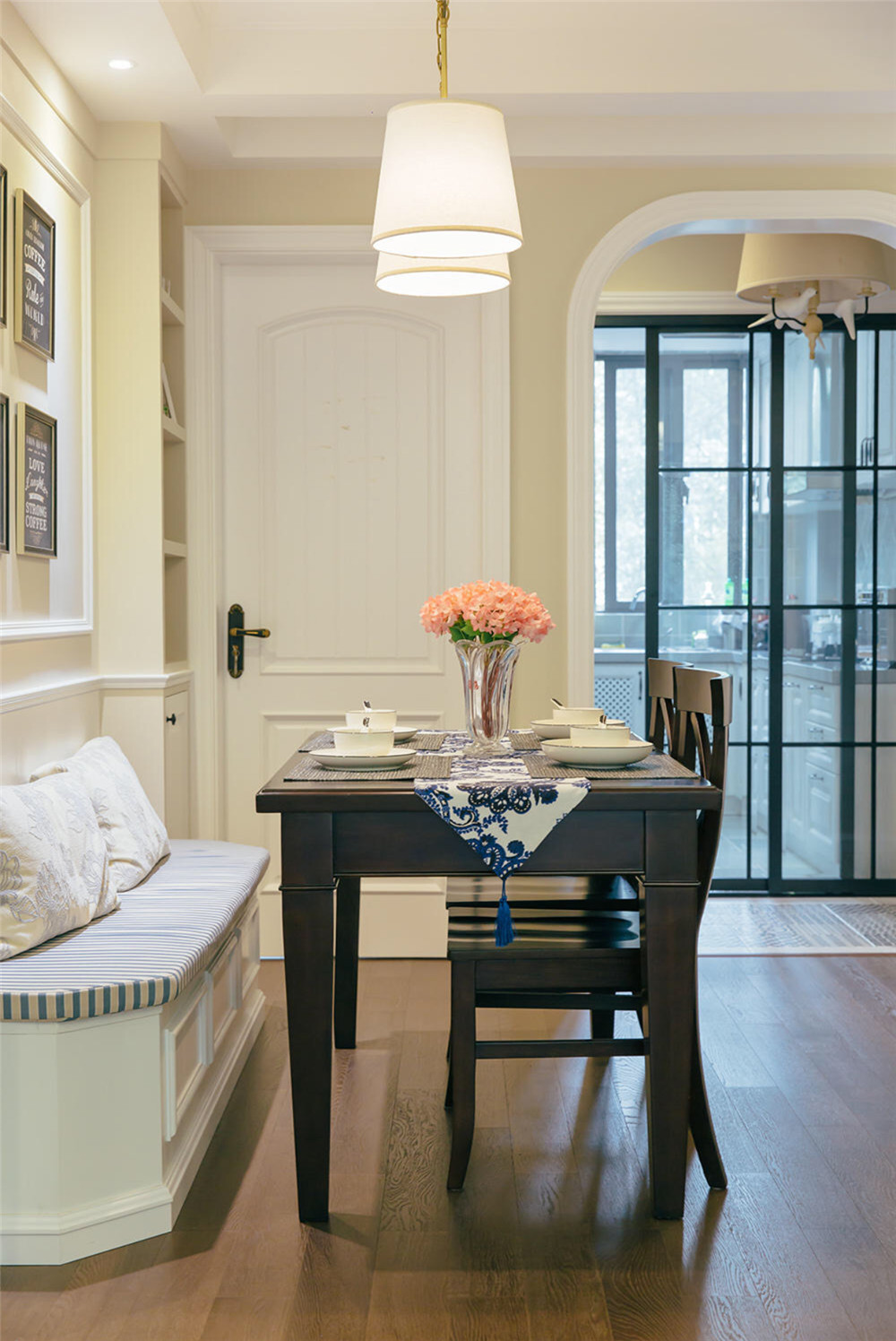 客餐厅一体装修效果图现代简约 厨房有柱子的装修图片