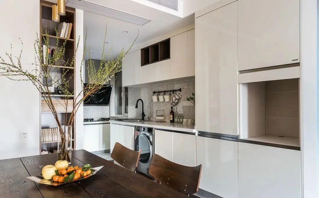 64㎡小户型全屋减压法，做减法＋大胆用色，拼色墙富有活力~