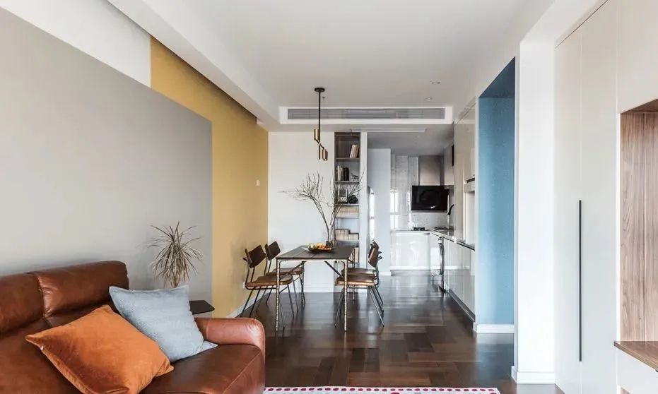 64㎡小户型全屋减压法，做减法＋大胆用色，拼色墙富有活力~