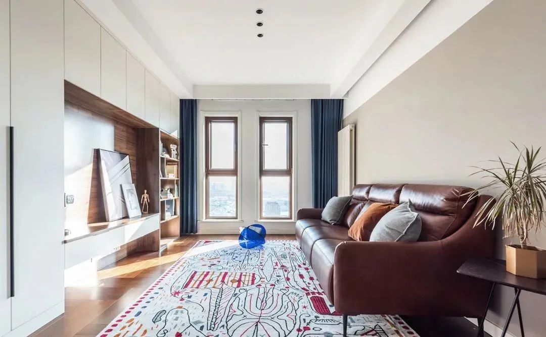 64㎡小户型全屋减压法，做减法＋大胆用色，拼色墙富有活力~