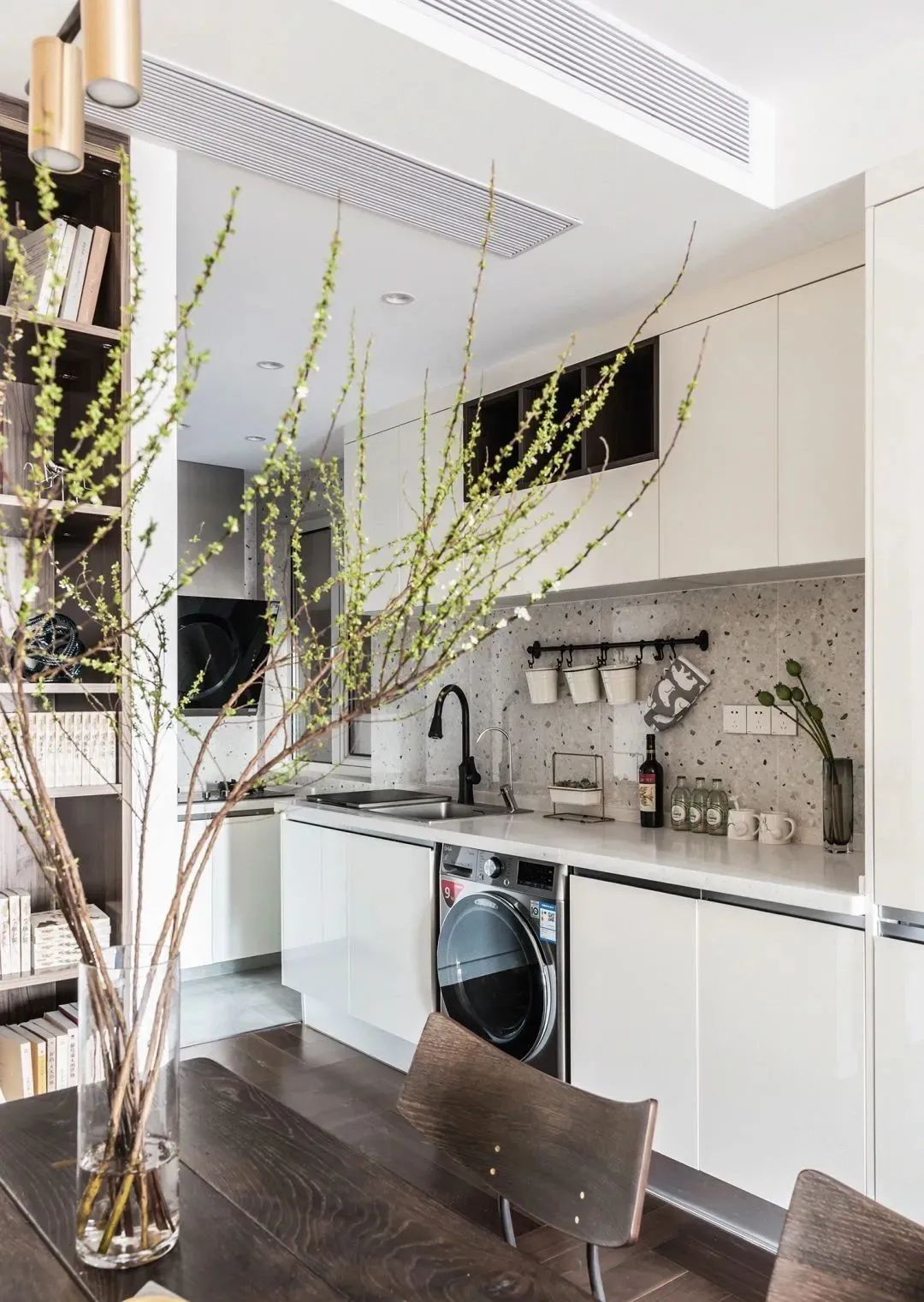 64㎡小户型全屋减压法，做减法＋大胆用色，拼色墙富有活力~