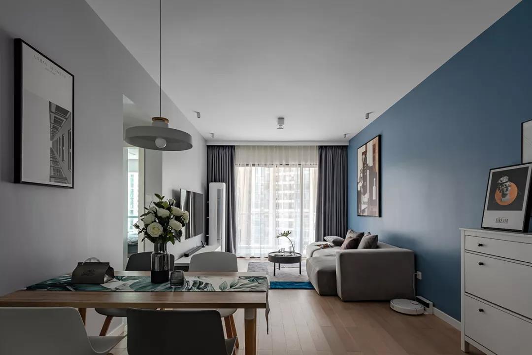 80㎡小户型两居室，灰色电视墙+蓝色沙发墙