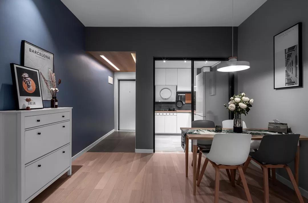 80㎡小户型两居室，灰色电视墙+蓝色沙发墙