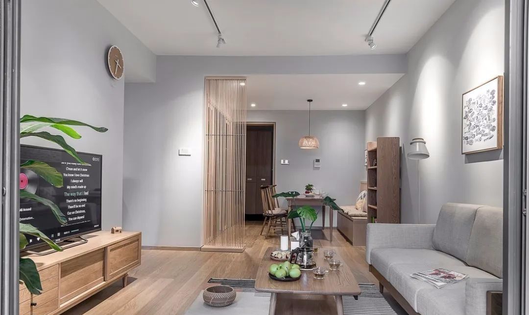 96㎡极简日式3室2厅，浅木色与灰白色搭配，反映空间简约、纯粹的气氛！