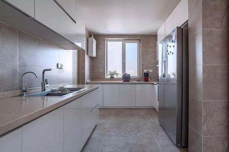 190㎡现代简约风，时尚暖灰色，客厅通透极了