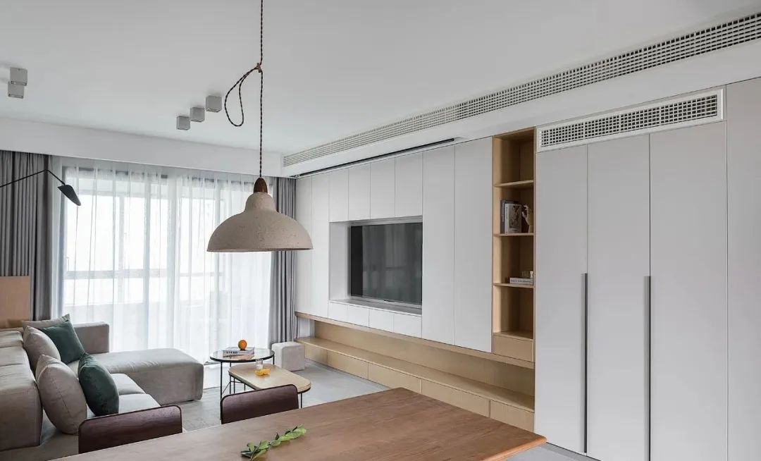 108平现代简约婚房，客厅整墙收纳柜，简单洁白的配色太舒服了！