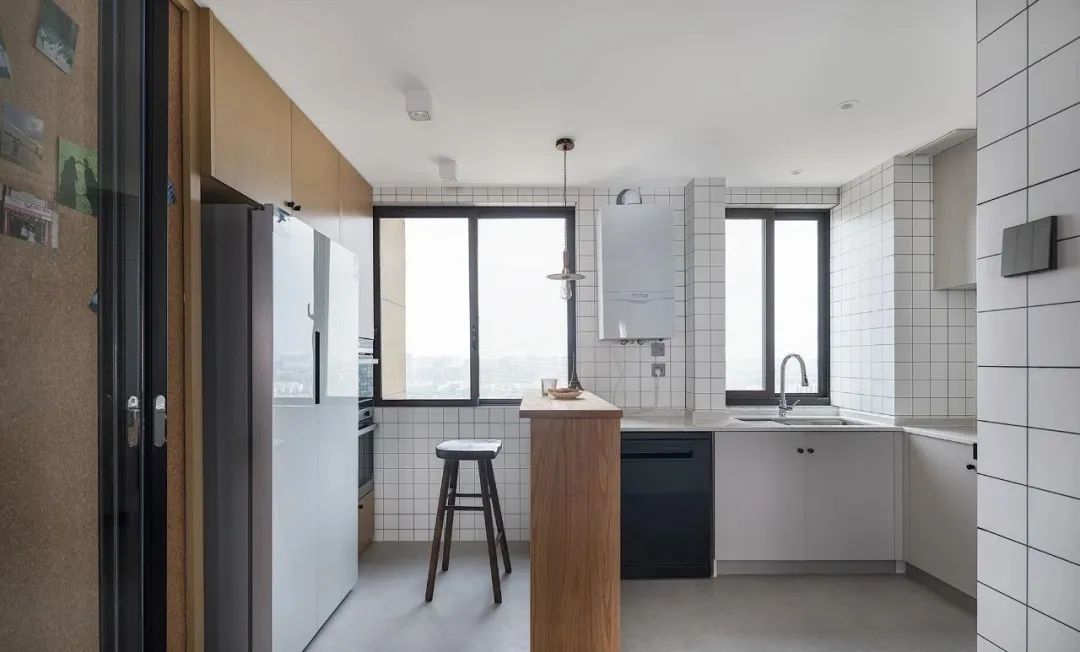 108平现代简约婚房，客厅整墙收纳柜，简单洁白的配色太舒服了！