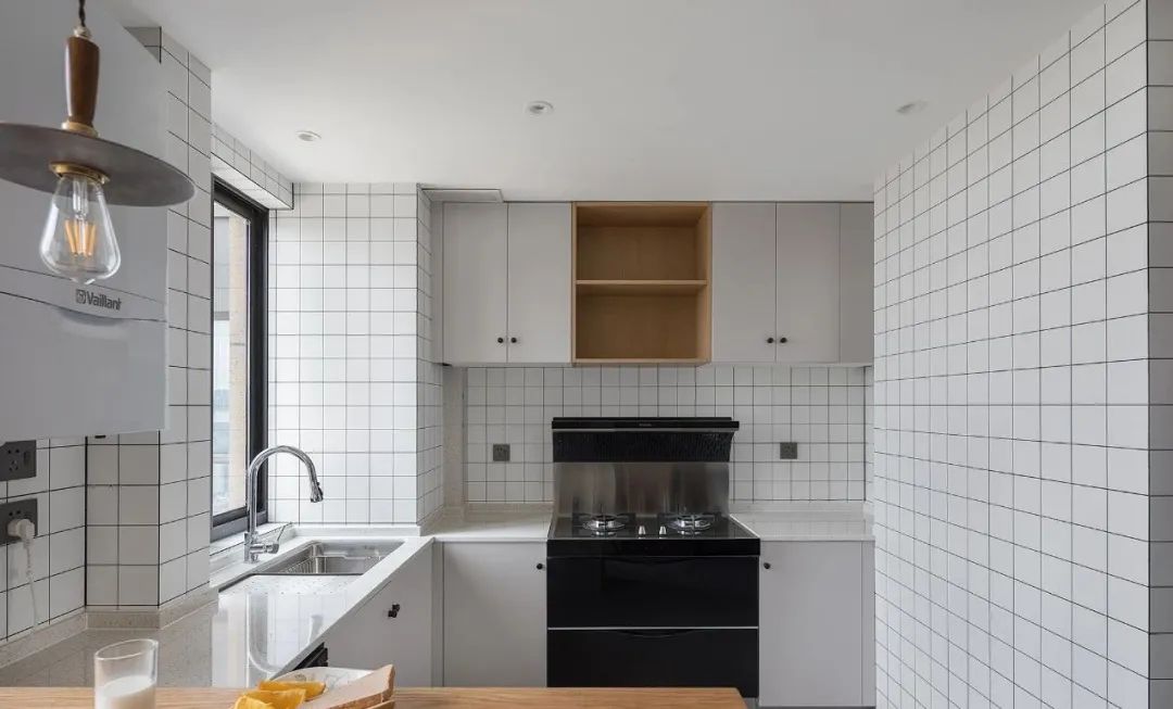 108平现代简约婚房，客厅整墙收纳柜，简单洁白的配色太舒服了！