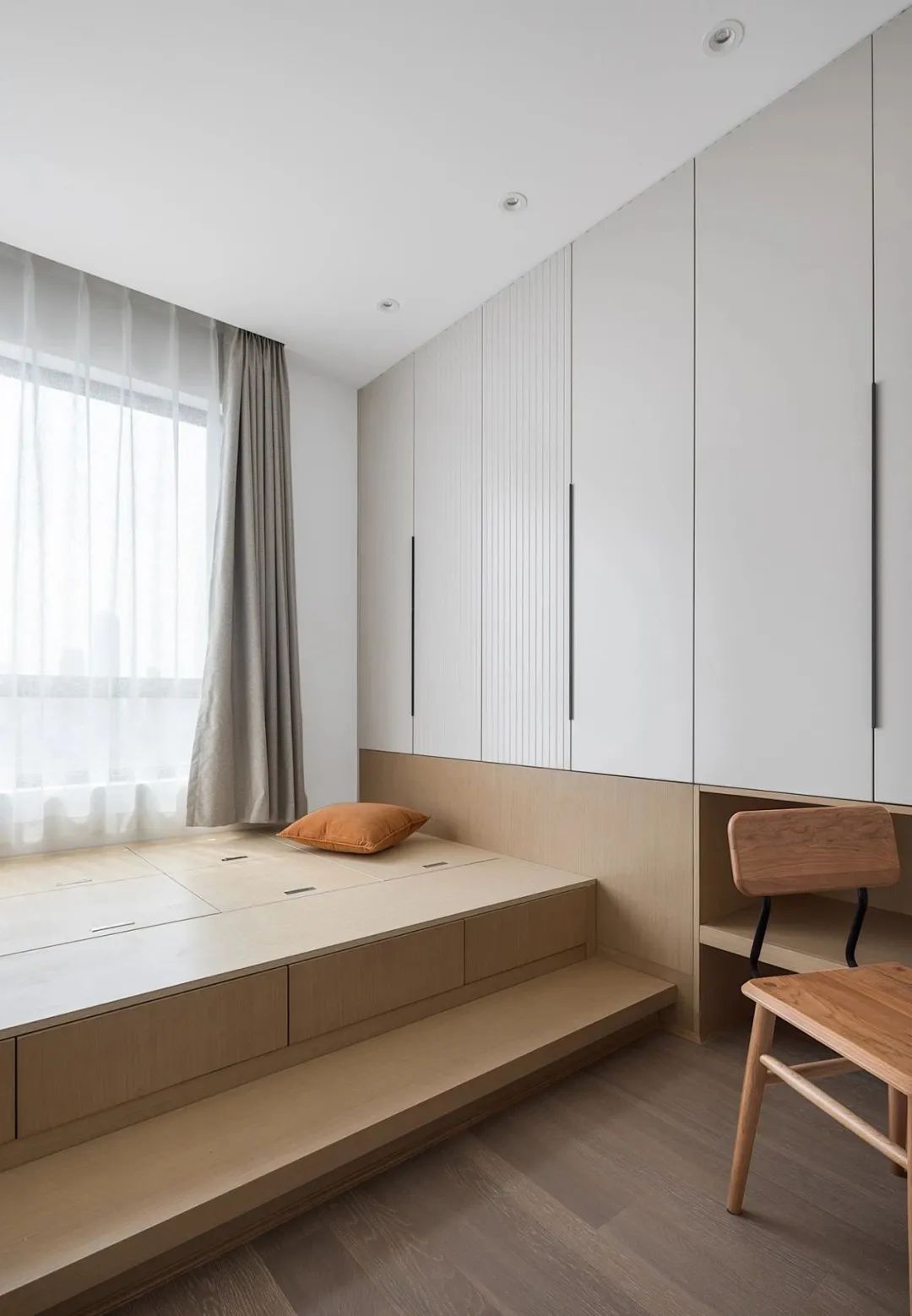 108平现代简约婚房，客厅整墙收纳柜，简单洁白的配色太舒服了！