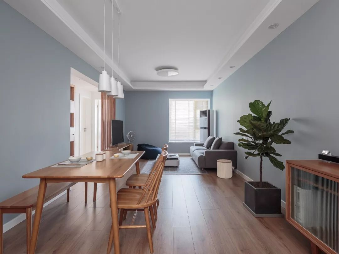 现代简约风|89平米两居室蓝灰+原木搭配，让家更显雅致自然