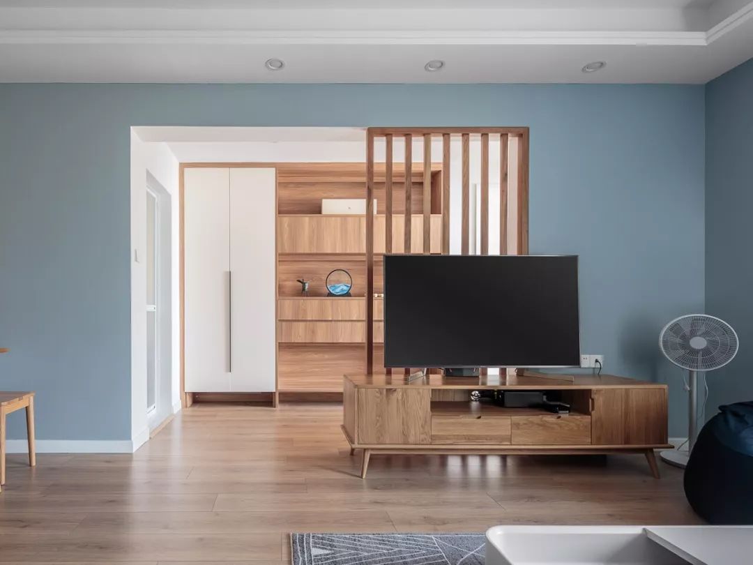 现代简约风|89平米两居室蓝灰+原木搭配，让家更显雅致自然