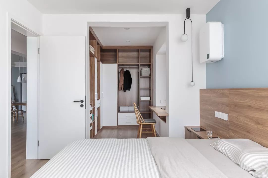 现代简约风|89平米两居室蓝灰+原木搭配，让家更显雅致自然