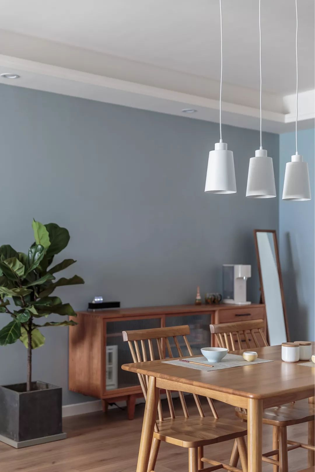 现代简约风|89平米两居室蓝灰+原木搭配，让家更显雅致自然