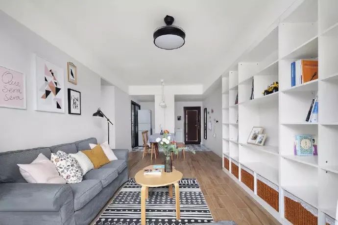 68平两室小户型，客厅不吊顶，电视墙超实用，全屋都漂亮