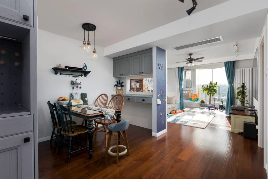 110㎡现代美式装修，通过实用的定制柜设计，让空间显得浪漫又精致！