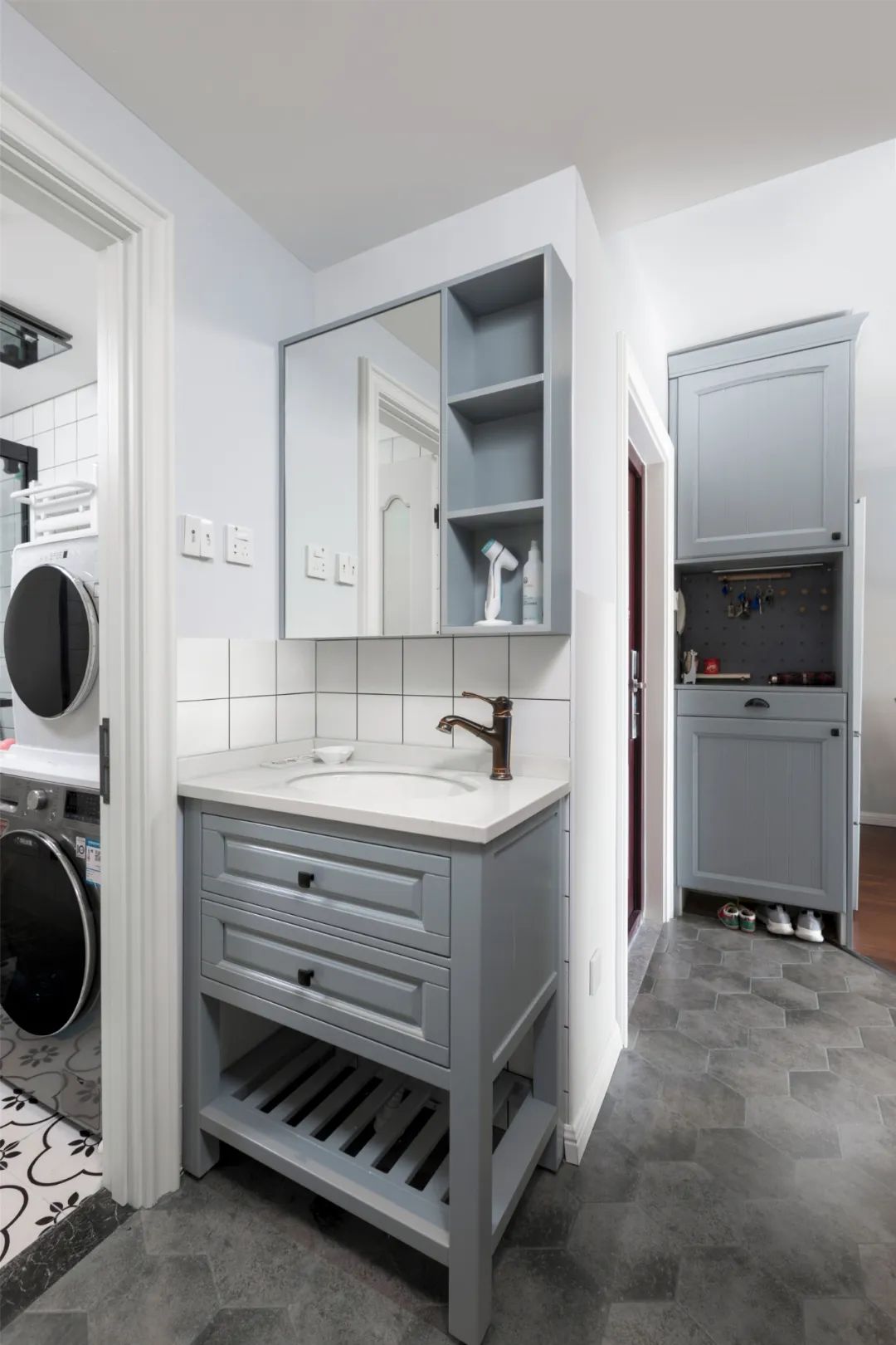 110㎡现代美式装修，通过实用的定制柜设计，让空间显得浪漫又精致！