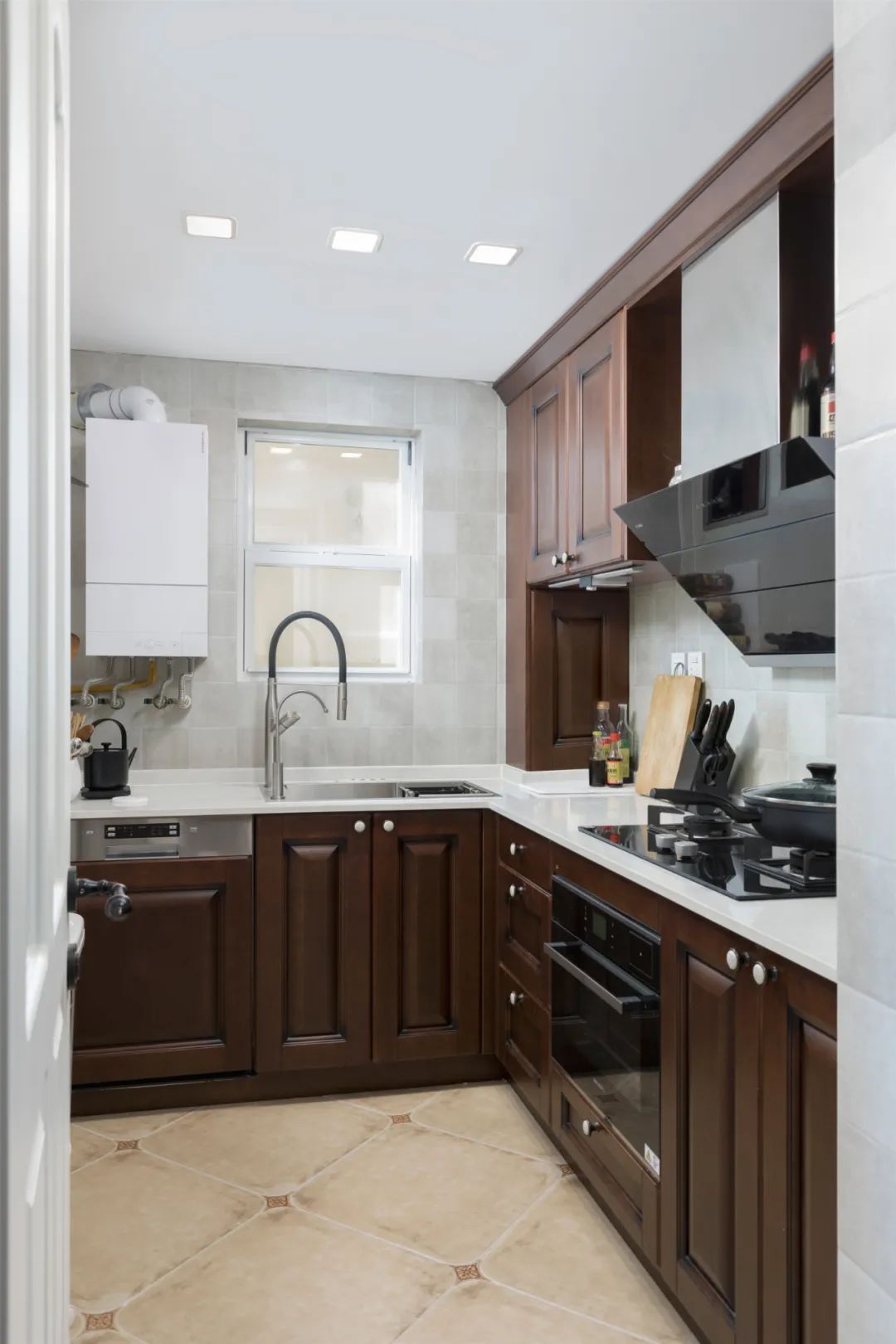 110㎡现代美式装修，通过实用的定制柜设计，让空间显得浪漫又精致！