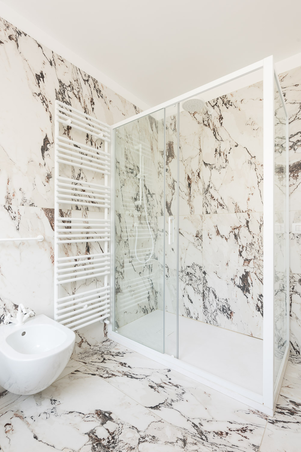 180㎡白色简净公寓，点缀清新绿意！