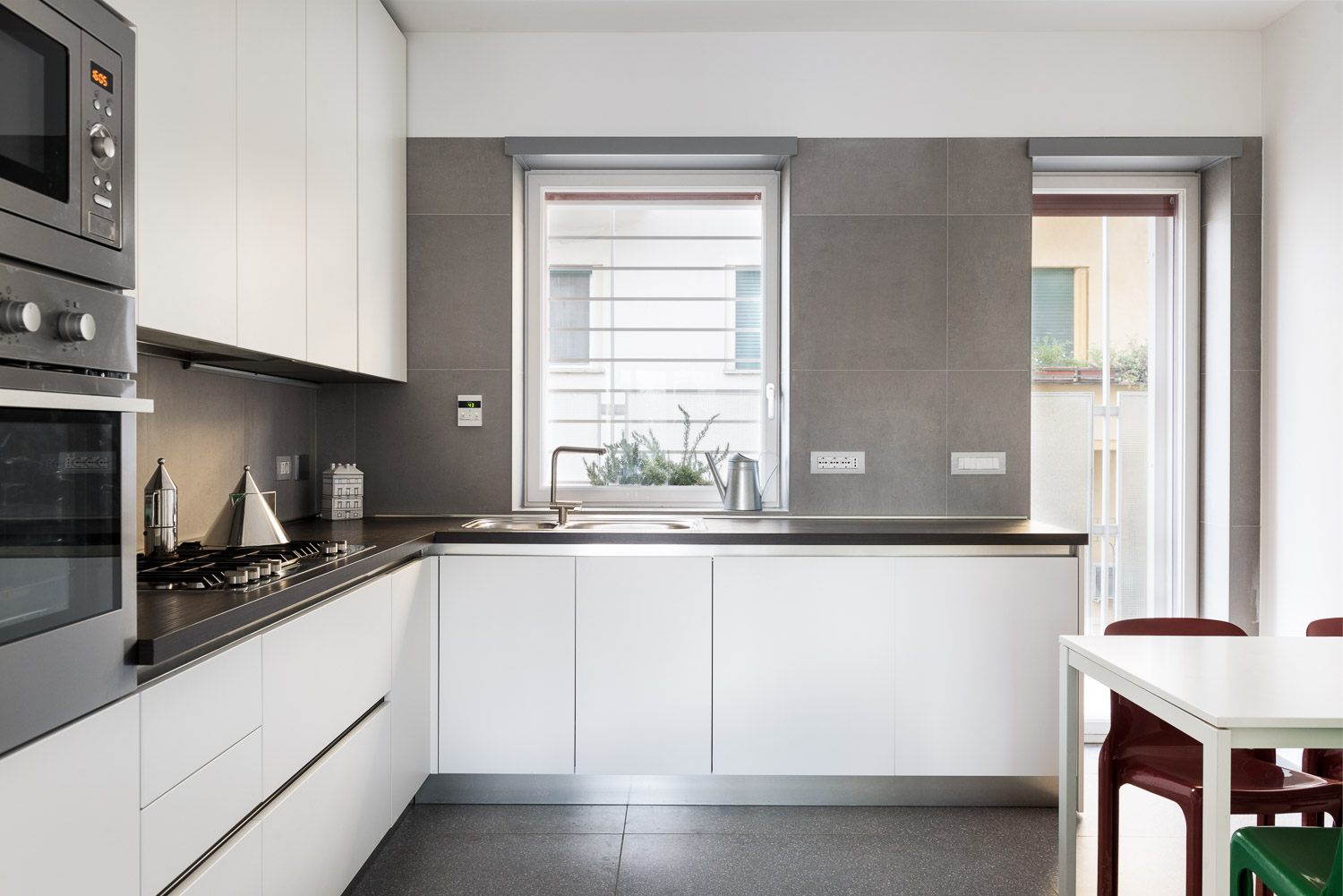 180㎡白色简净公寓，点缀清新绿意！