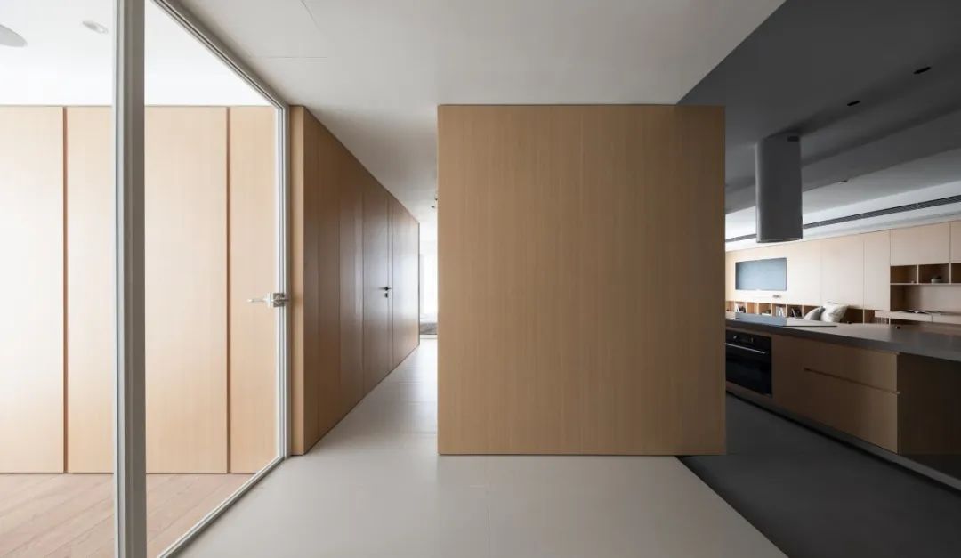 180m&sup2;木色公寓，开放式布局简约而不简单