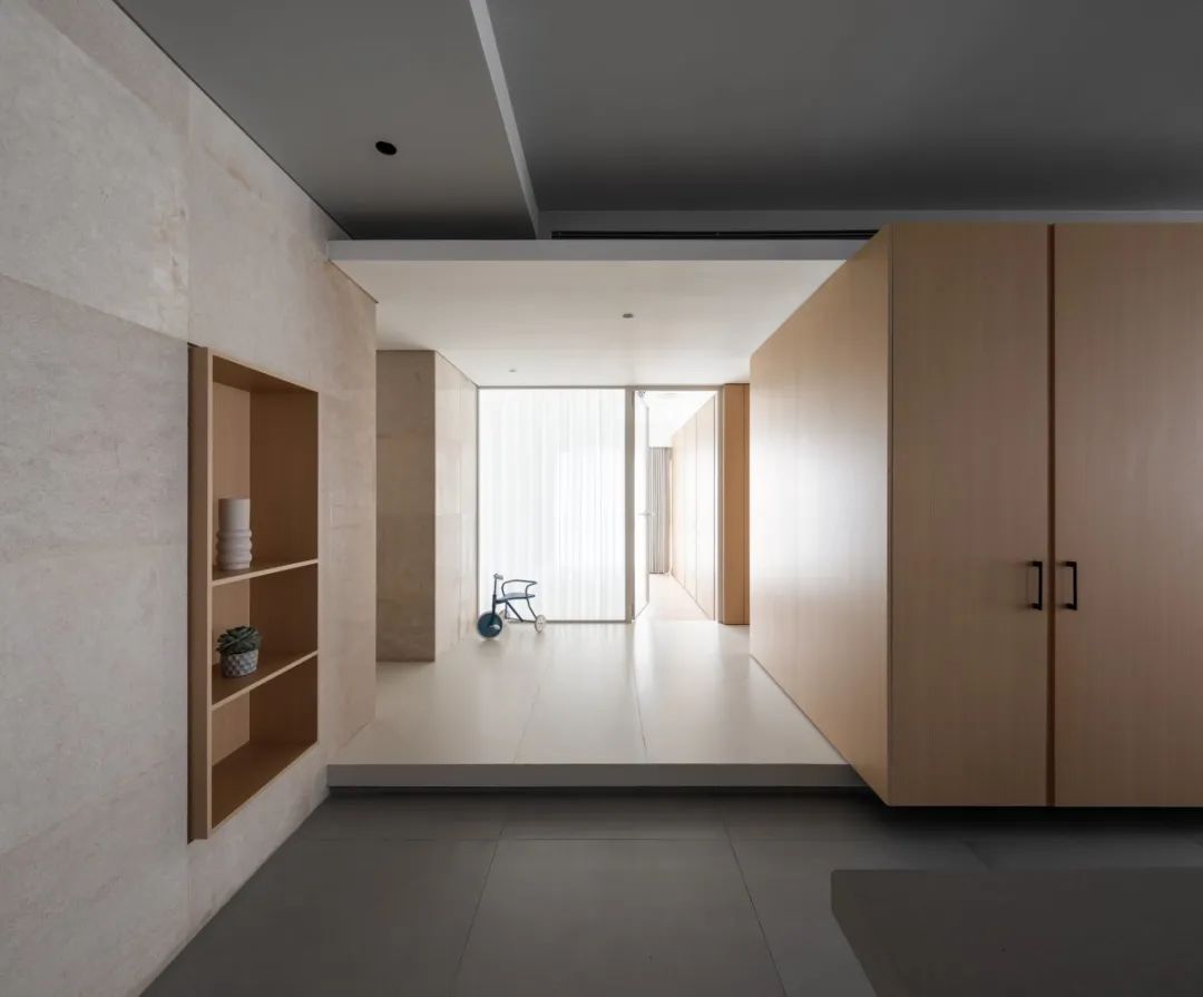 180m&sup2;木色公寓，开放式布局简约而不简单