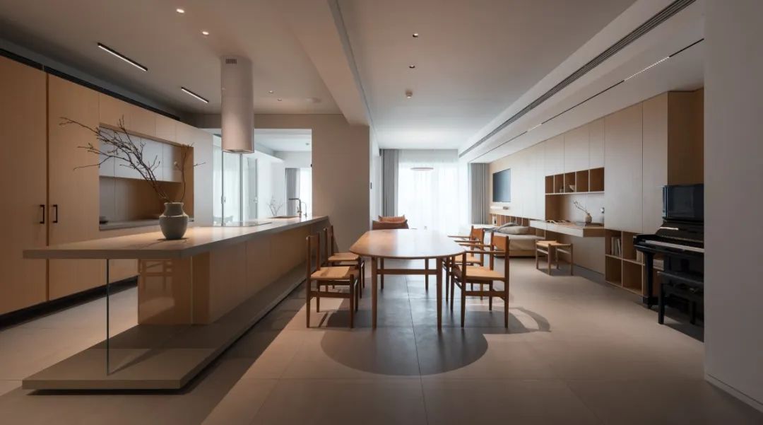 180m&sup2;木色公寓，开放式布局简约而不简单