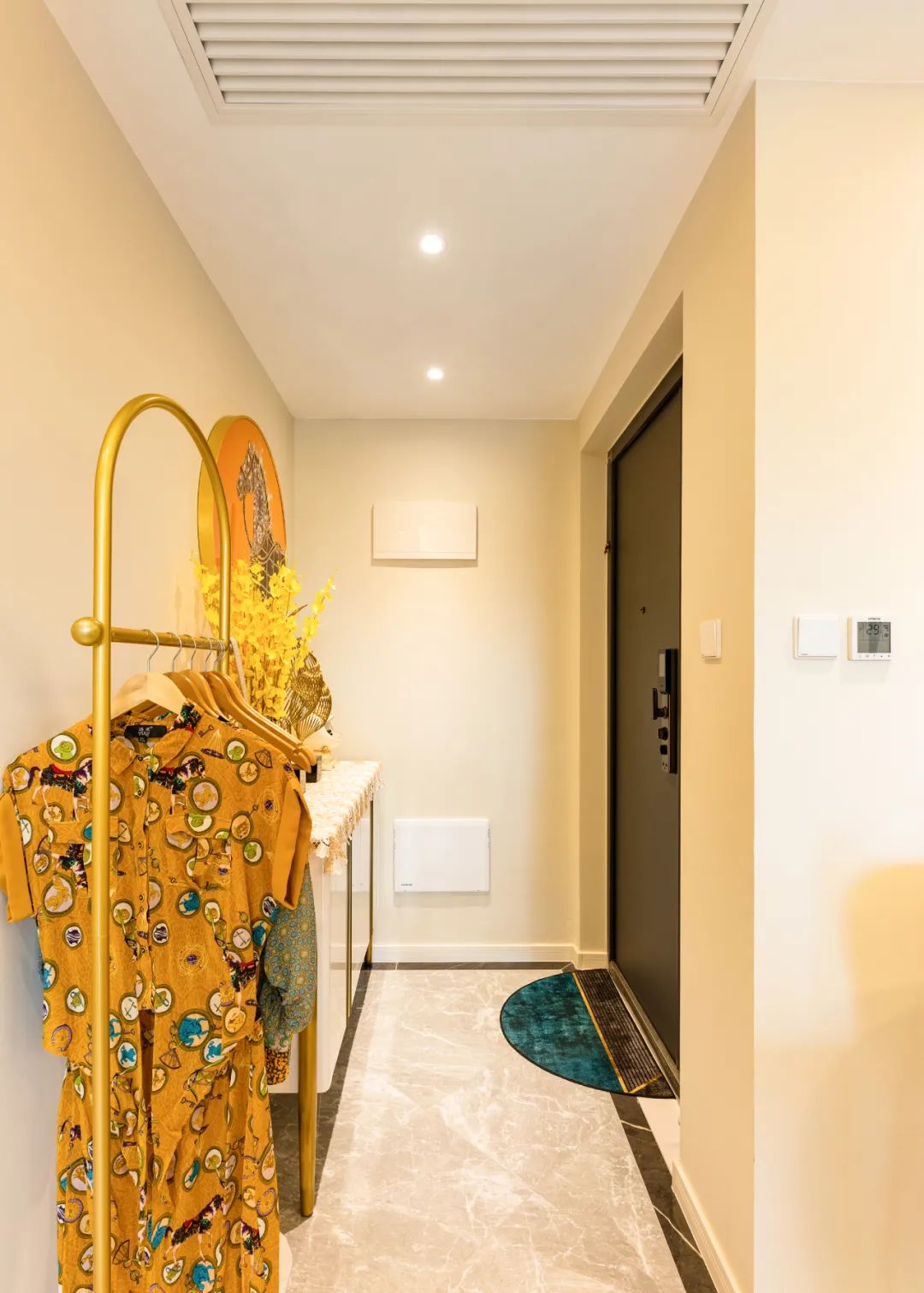 轻奢风装修不会做配色？！130㎡大三居，爱马仕橙+墨绿，高级感扑面而来！