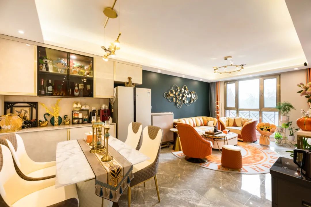 轻奢风装修不会做配色？！130㎡大三居，爱马仕橙+墨绿，高级感扑面而来！