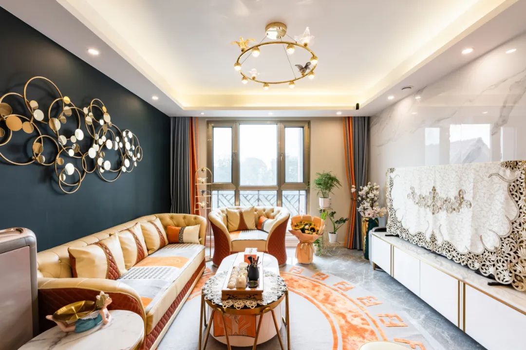 轻奢风装修不会做配色？！130㎡大三居，爱马仕橙+墨绿，高级感扑面而来！