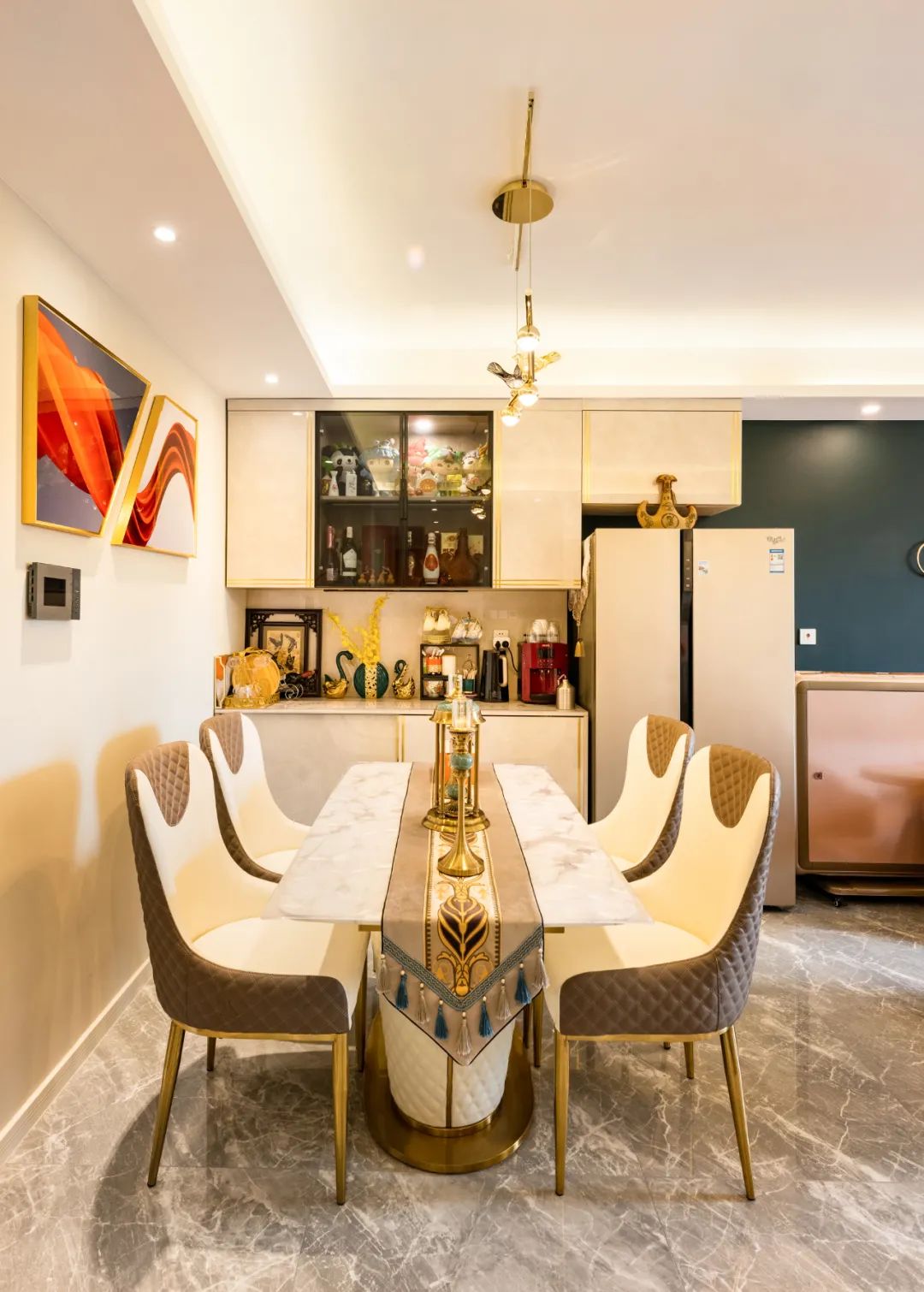 轻奢风装修不会做配色？！130㎡大三居，爱马仕橙+墨绿，高级感扑面而来！