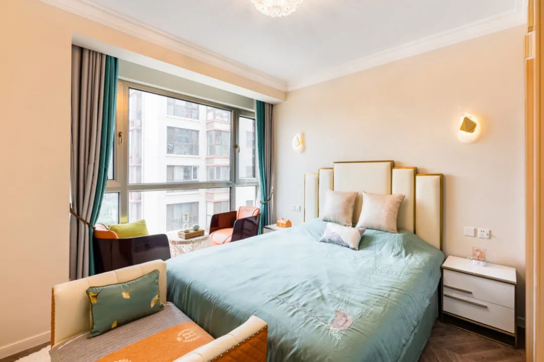 轻奢风装修不会做配色？！130㎡大三居，爱马仕橙+墨绿，高级感扑面而来！