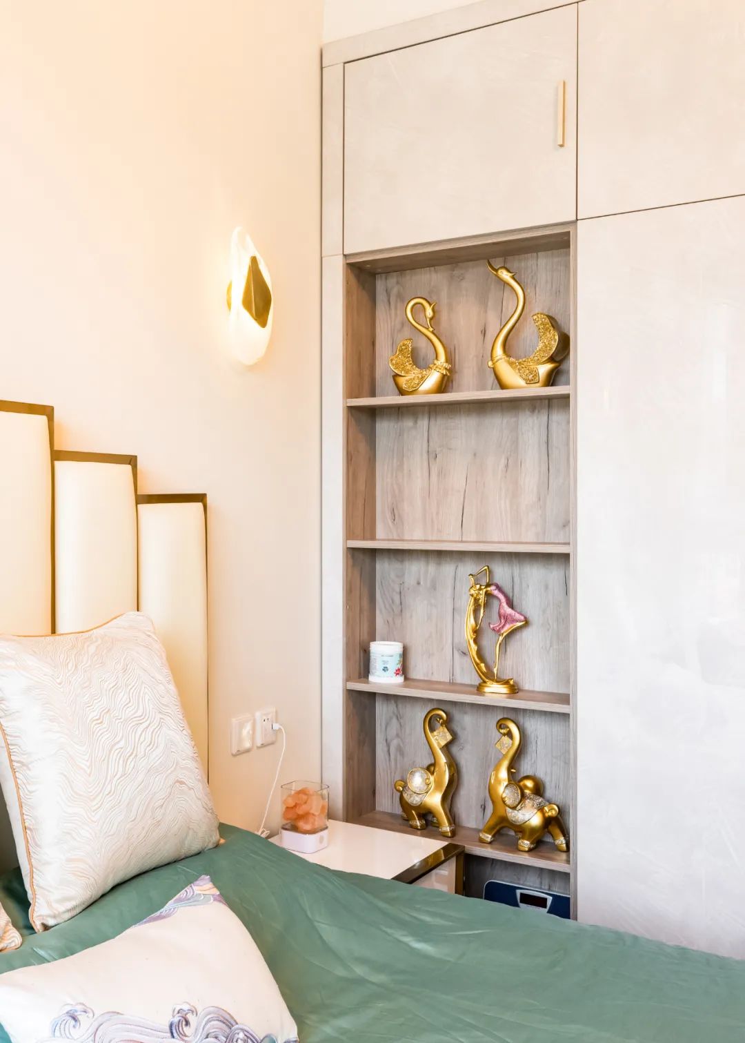 轻奢风装修不会做配色？！130㎡大三居，爱马仕橙+墨绿，高级感扑面而来！