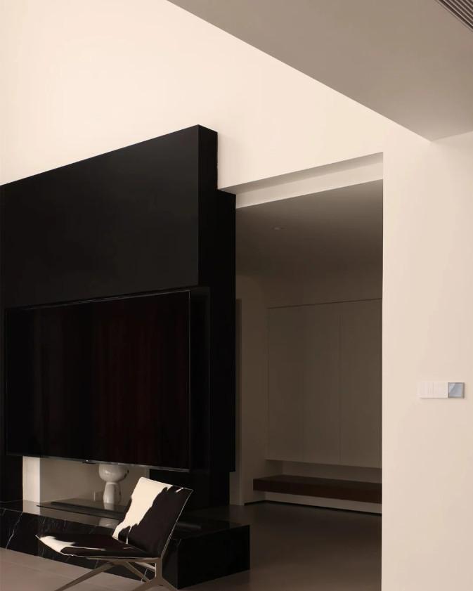 白墙为底，暖光为笔