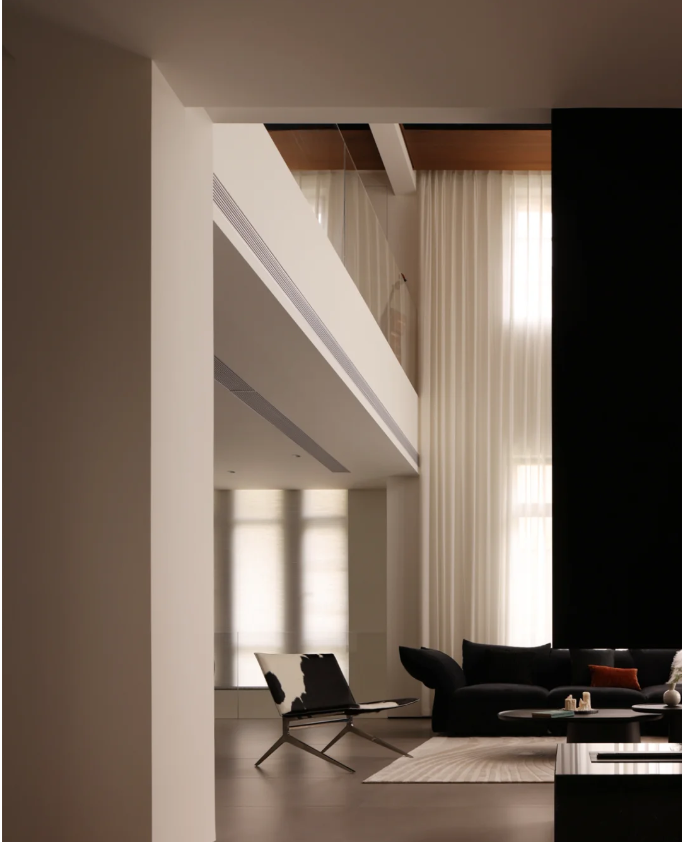 白墙为底，暖光为笔