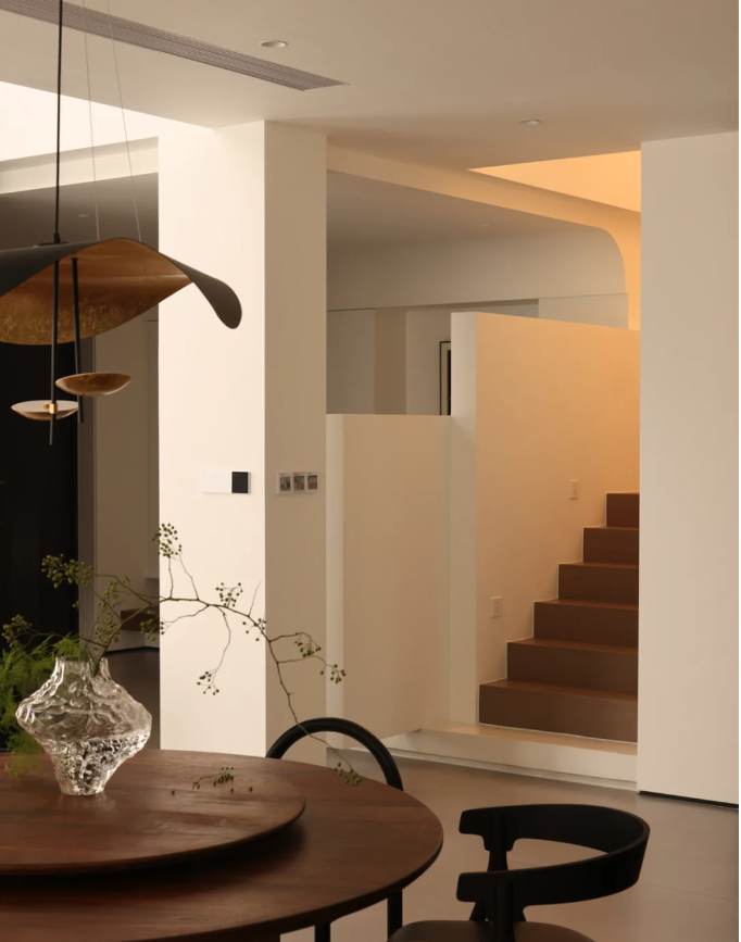 白墙为底，暖光为笔