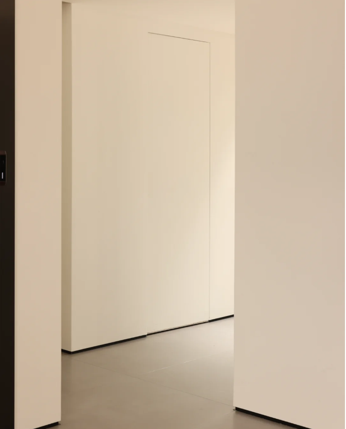 白墙为底，暖光为笔