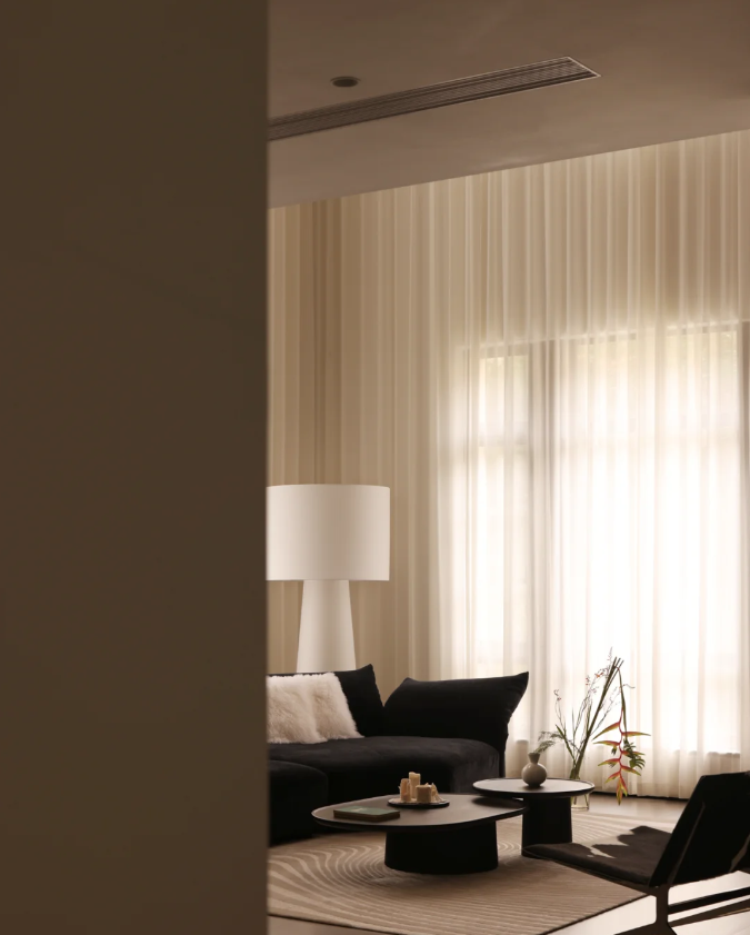 白墙为底，暖光为笔