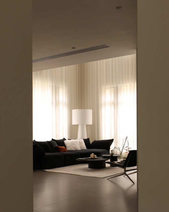 白墙为底，暖光为笔