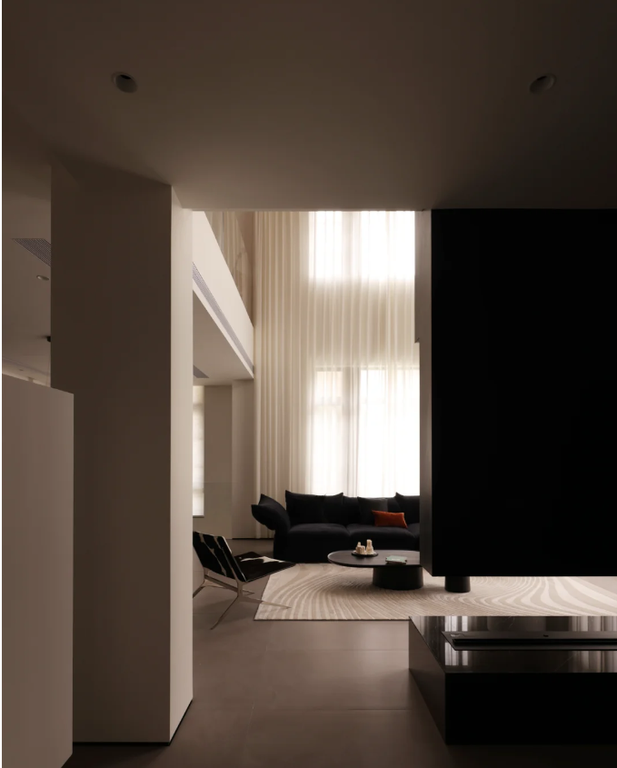 白墙为底，暖光为笔