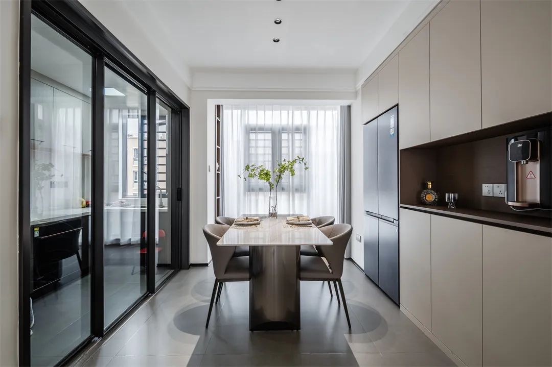  137㎡现代风格：简约而自在，打造与众不同的黑白格调！