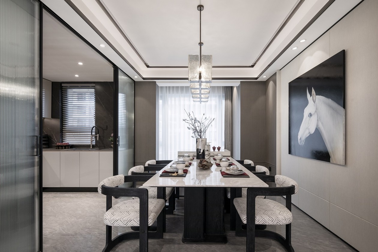 “解锁生活多元场景，构筑精英理想生活”