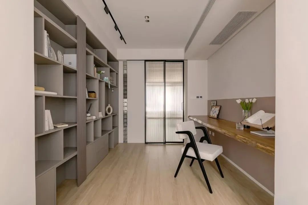 105㎡现代简约：木色穿插于全屋，构建简单而温馨的住宅！